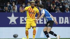 Adama controla un bal&oacute;n ante Pedrosa.