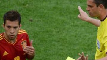 Jordi Alba, en el momento de ver la tarjeta amarilla en el minuto 66 del España-Italia.
