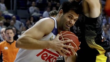 El p&iacute;vot del Real Madrid, Felipe Reyes (i), intenta una canasta ante la oposici&oacute;n del p&iacute;vot de Iberostar Tenerife, Fran V&aacute;zquez (d), durante el partido de la octava jornada de la Liga Endesa de baloncesto disputado hoy en el Palacio de los Deportes de Madrid. 