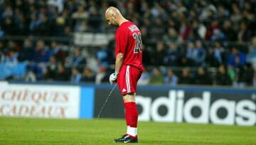 El portero francés no aguantó y tuvo que orinar a la vista de todos durante un partido de la Ligue 1, una foto que en su momento le dio la vuelta al mundo.