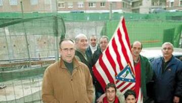 <b>'ZONA CERO'. </b>Los socios de la peña ejercen de rojiblancos junto al socavón.