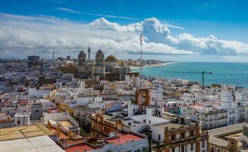 La ciudad andaluza fue fundada en 1.100 a.C. por comerciantes fenicios de Tiros, una antigua ciudad fenicia situada en el sur del actual Líbano, llamándola 'Gadir', que significa fortaleza.