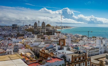 La ciudad andaluza fue fundada en 1.100 a.C. por comerciantes fenicios de Tiros, una antigua ciudad fenicia situada en el sur del actual Líbano, llamándola 'Gadir', que significa fortaleza. 
