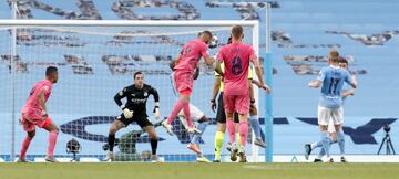 Benzema empató el partido a pase de Rodrygo. 1-1.