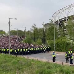 La afición del Eintracht deja otra imagen impactante tras tomar el Camp Nou