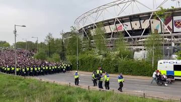 La afición del Eintracht deja otra imagen impactante tras tomar el Camp Nou