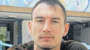 <b>EN SU CASA. </b>Nacho Azofra, frente al Magariños, el pabellón en el que arrancó su brillante carrera.