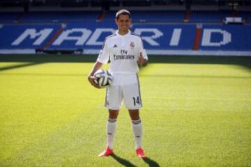 El delantero mexicano Javier 'Chicharito' Hern¨¢ndez, posa durante su presentaci¨®n como nuevo jugador del Real Madrid, esta tarde en el estadio Santiago Bernab¨¦u de Madrid.