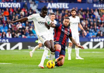 Bouldini acababa de marcar el primer tanto del partido, pero Pablo Martínez abrazaba a Vezo. ¿El motivo? Medio gol fue del central, tras robar en área grande y ponerla templadita a la cabeza del delantero.