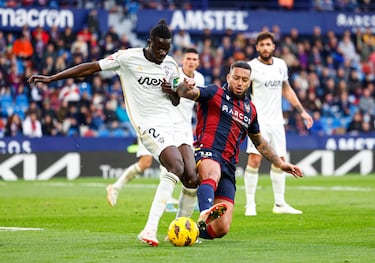 Bouldini acababa de marcar el primer tanto del partido, pero Pablo Martínez abrazaba a Vezo. ¿El motivo? Medio gol fue del central, tras robar en área grande y ponerla templadita a la cabeza del delantero.