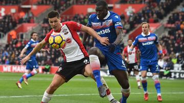 Guido Carrillo pelea con Kurt Zouma durante un partido de Premier League entre el Southampton y el Stoke City.