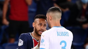 (FILES) In this file photograph taken on September 13, 2020, Marseille&#039;s Spanish defender Alvaro Gonzalez argues with Paris Saint-Germain&#039;s Brazilian forward Neymar (L) during the French L1 football match between Paris Saint-Germain (PSG) and Ma