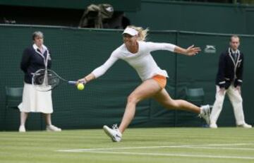 Maria Sharapova se estira para alcanzar la pelota de Kristina Mladenovic de Francia en partido de tenis individual femenino en Wimbledon