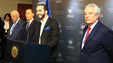 El presidente de El Salvador Nayib Bukele y del lado derecho, el empresario Roberto Kriete.