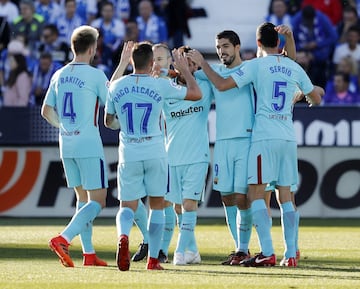 Luis Suárez celebra el 0-1 con el resto del equipo.
