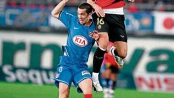 <b>CON AUTORIDAD. </b>Nunes salta por encima de Luis García y despeja un balón en el partido de ayer.