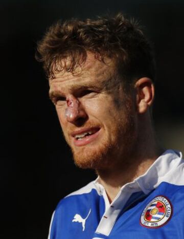 El jugador del Reading FC, Alex Pearce, sufrió un golpe en la nariz que le hizo sangrar tanto que tuvo que desnudarse para poder limpiar toda la sangre y así poder volver al partido contra el Bradford City.