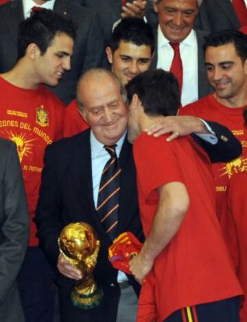 El monarca saluda al capitán Iker Casillas durante la recepción tras ganar el Mundial 2010.