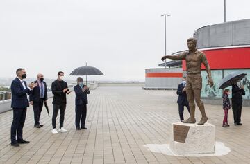 As¨ª fue la inauguraci¨®n de la estatua de Luis Aragon¨¦s en el Metropolitano