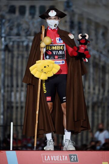 Primoz Roglic en el podio, vestido de peregrino.