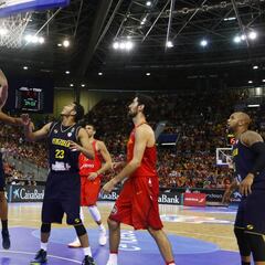 España abusa de Venezuela; Llull y Navarro, protagonistas