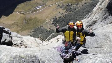 Los hermanos Pou escalan una monta&ntilde;a.