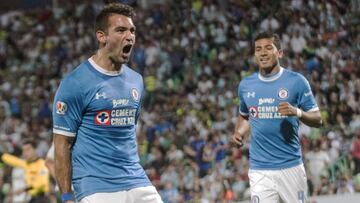 Con un hatrick del delantero uruguayo, la Máquina vino de atrás para vencer 3-1 a Santos en Torreón y eliminar a los del Chepo de la Torre.