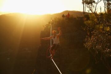 El slackline es un deporte extremo de equilibrio en el que se usa una cinta (normalmente elástica) que se engancha entre dos puntos fijos y se tensa. No se usa ninguna herramienta para ayudar a mantener el equilibrio. Se pueden realizar saltos, movimientos dinámicos, posturas de yoga incluso acrobacias. 