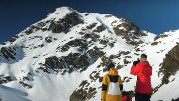 Dos riders estudiando una de las caras para la posible competición del Freeride World Tour en ordino Arcalís (Andorra).