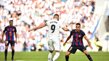 Karim Benzema y Sergio Busquets, en el Clásico de Liga celebrado en el estadio Santiago Bernabéu en octubre de 2022.