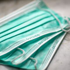 Las únicas mascarillas quirúrgicas que frenan las gotas de tos