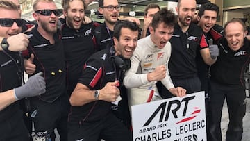 Charles Leclerc celebra el t&iacute;tulo de la GP3 conseguido en Abu Dhabi con su equipo ART.