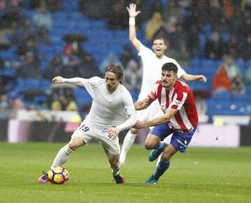 Modric in action against Sporting de Gijón