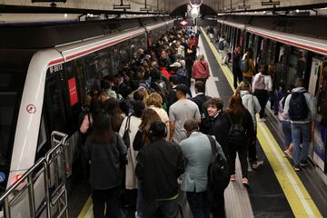 La gente sube al metro mientras las operaciones del metro se reanudan parcialmente.