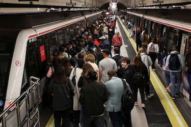 La gente sube al metro mientras las operaciones del metro se reanudan parcialmente.