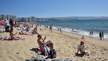 Vina del Mar, 02 de enero de 2023.
Veraneantes pasan el día en en la playa Las Salinas en Viña del Mar. Raul Goycoolea/Aton Chile