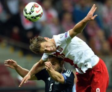 Grzegorz Krychowiak y Shaun Maloney durante el partido clasificatorio para la Eurocopa 2016 entre Polonia y Escocia