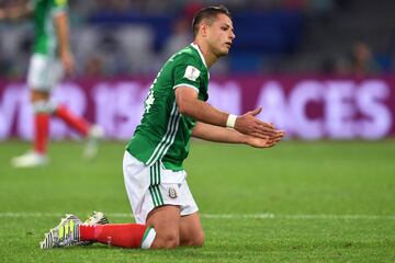 Javier Hernández se lamenta.