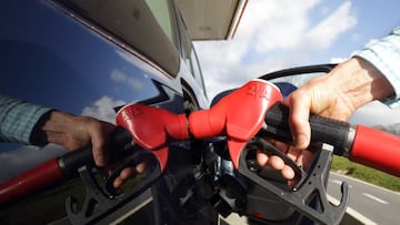 Un coche repostando en la gasolinera