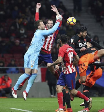 En el 47' Godín salta a buscar un balón en el área che y Neto le arrolla con el hombro. El uruguayo perdió tres dientes y tuvo que ser sustituido.