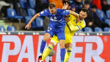 GETAFE (MADRID), 06/11/2023.- El delantero del Getafe Borja Mayoral (i) lucha con Víctor Chust, del Cádiz, durante el partido de la jornada 12 de Liga de Primera División que Getafe CF y Cádiz CF diputan este lunes en el Coliseum de Getafe. EFE/Javier Lizón
