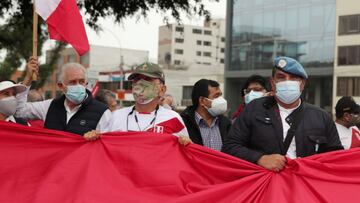 Retired military personnel and supporters of Peru&#039;s conservative candidate Keiko Fujimori hold Peru&#039;s national flag during a protest against socialist candidate Pedro Castillo, in Lima, Peru June 22, 2021. REUTERS/Sebastian Castaneda