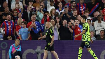 Takehiro Tomiyasu abandona el campo tras ser expulsado.