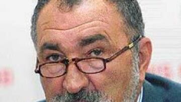 <b>"A VER, A VER QUÉ HACE EL REAL MADRID".</B> Ion Tiriac se enfrascó en la lectura de AS con un propósito bien definido: "A ver, a ver qué hace el Real Madrid. Este equipo es ahora como una cuadrilla de toreros buenos: Figo, Ronaldo, Zidane, Raúl... si no juega bien uno, juega bien otro. Yo pago lo que tenga que pagar por verlos".