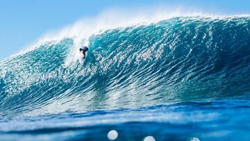 HALEIWA, HAWAII - FEBRUARY 1: Eleven-time WSL Champion Kelly Slater of the United States surfs in Heat 1 of the Round of 16 at the Billabong Pro Pipeline on February 1, 2022 in Haleiwa, Hawaii. (Photo by Brent Bielmann/World Surf League)