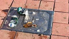 La placa de Courtois llena de basura antes de empezar el derbi