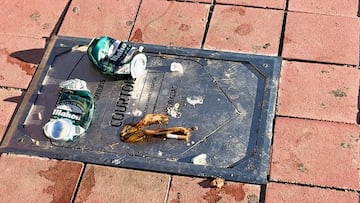 La placa de Courtois llena de basura antes de empezar el derbi