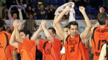 <b>OVACIONADOS. </b>La plantilla fuenlabreña se despide de su público tras la hombrada ante el AXA Barça.