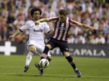 Ibai G&oacute;mez controla el bal&oacute;n ante la presi&oacute;n del lateral del Real Madrid Marcelo.