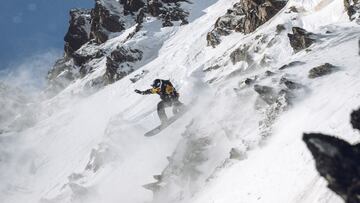Un snowboarder compite en el Freeride World Tour (FWT) en Ordino Arcalís (Andorra).
